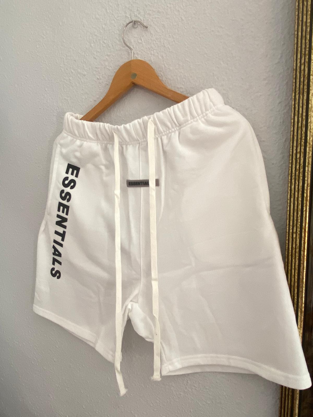 Short Essentials Fear Of God de letras Blanca