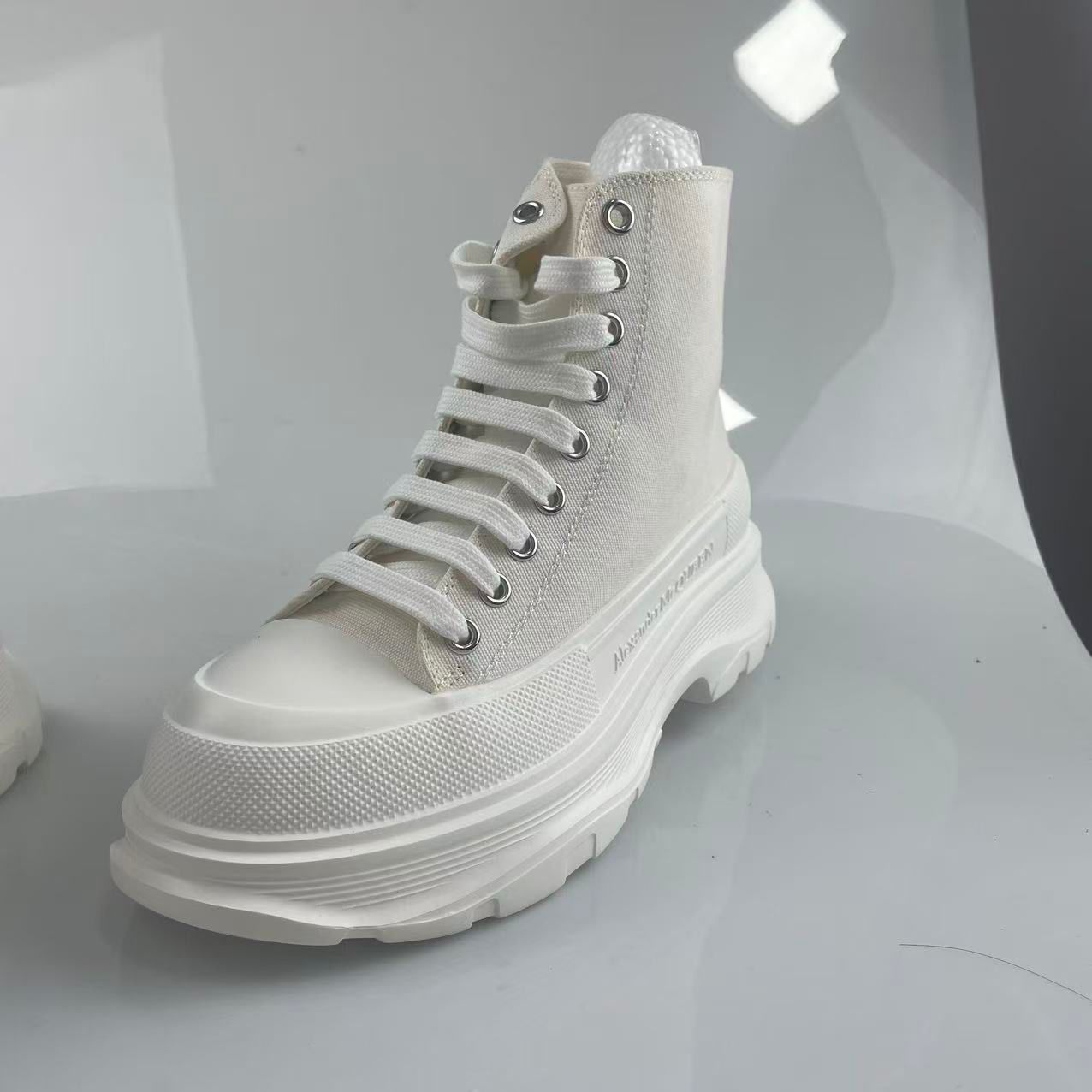 Alexander McQueen – Sneakers High Top Plataforma Blancas (Estilo Oversized)