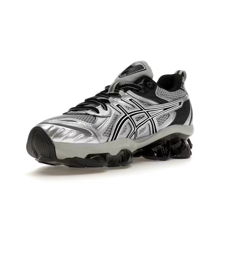 zapatillas ASICS Gel-Quantum Kinetic en color gris medio y plata pura.
