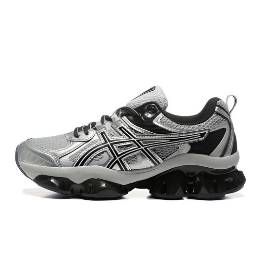 zapatillas ASICS Gel-Quantum Kinetic en color gris medio y plata pura.