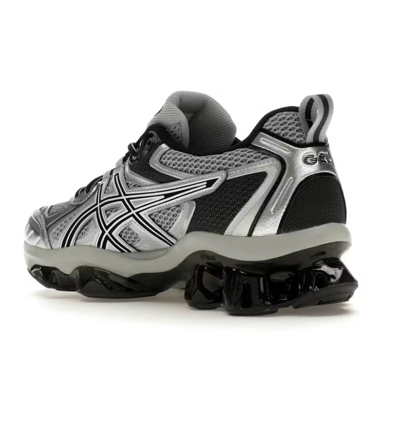 zapatillas ASICS Gel-Quantum Kinetic en color gris medio y plata pura.
