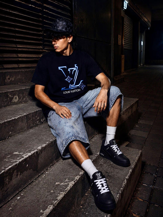 Outfit “Midnight Monogram” – Estilo Urbano Premium