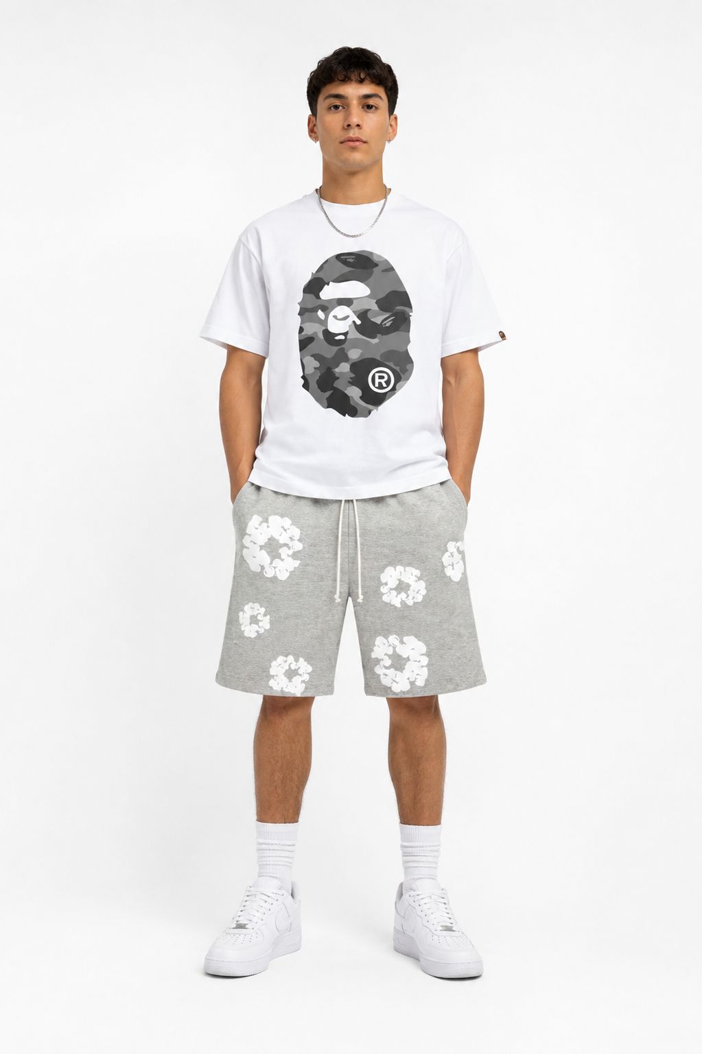 Outfit Streetwear Premium BAPE Blanco y Gris – Conjunto Urbano Hombre 2026