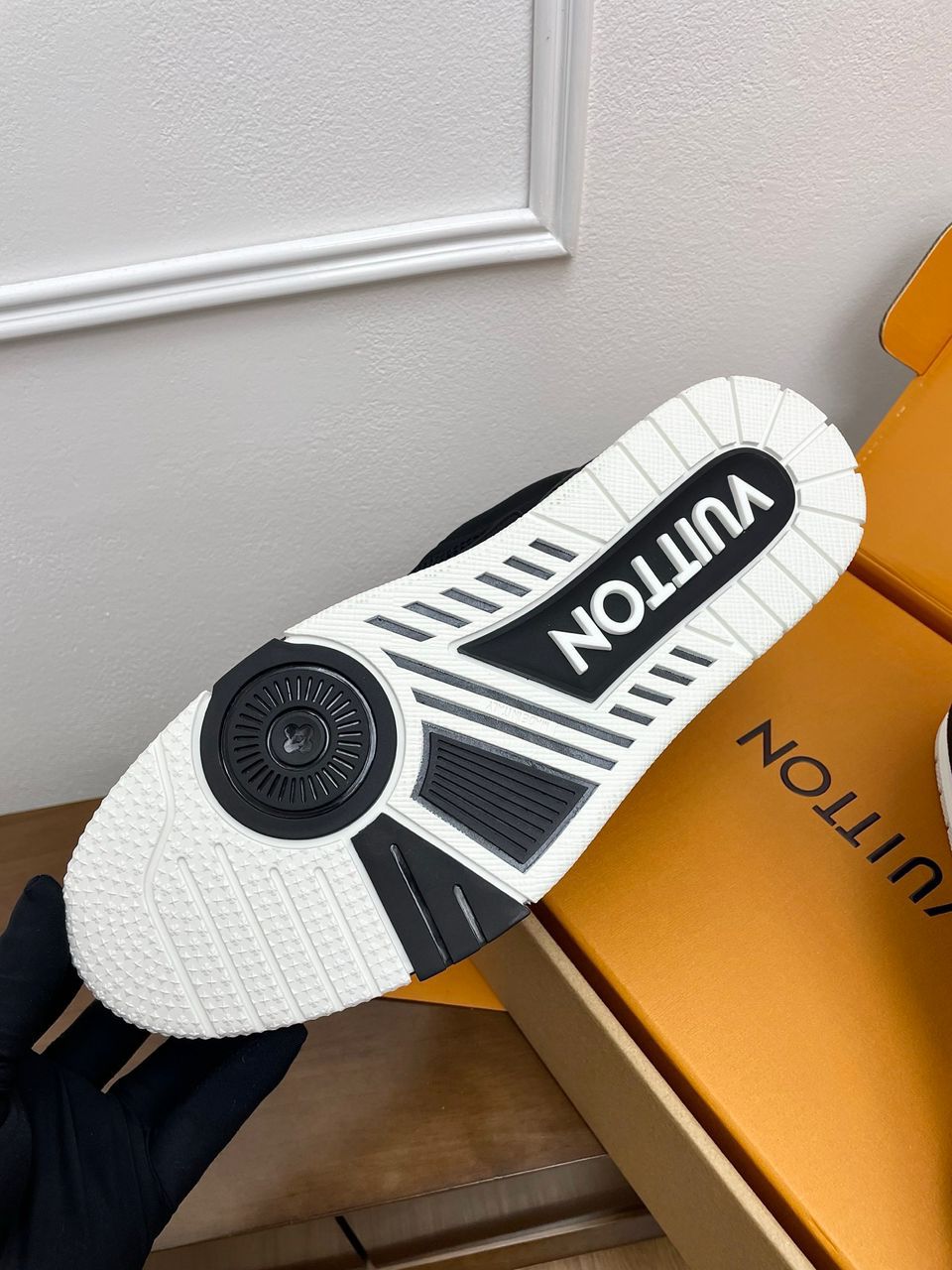 LV Trainer Black/White