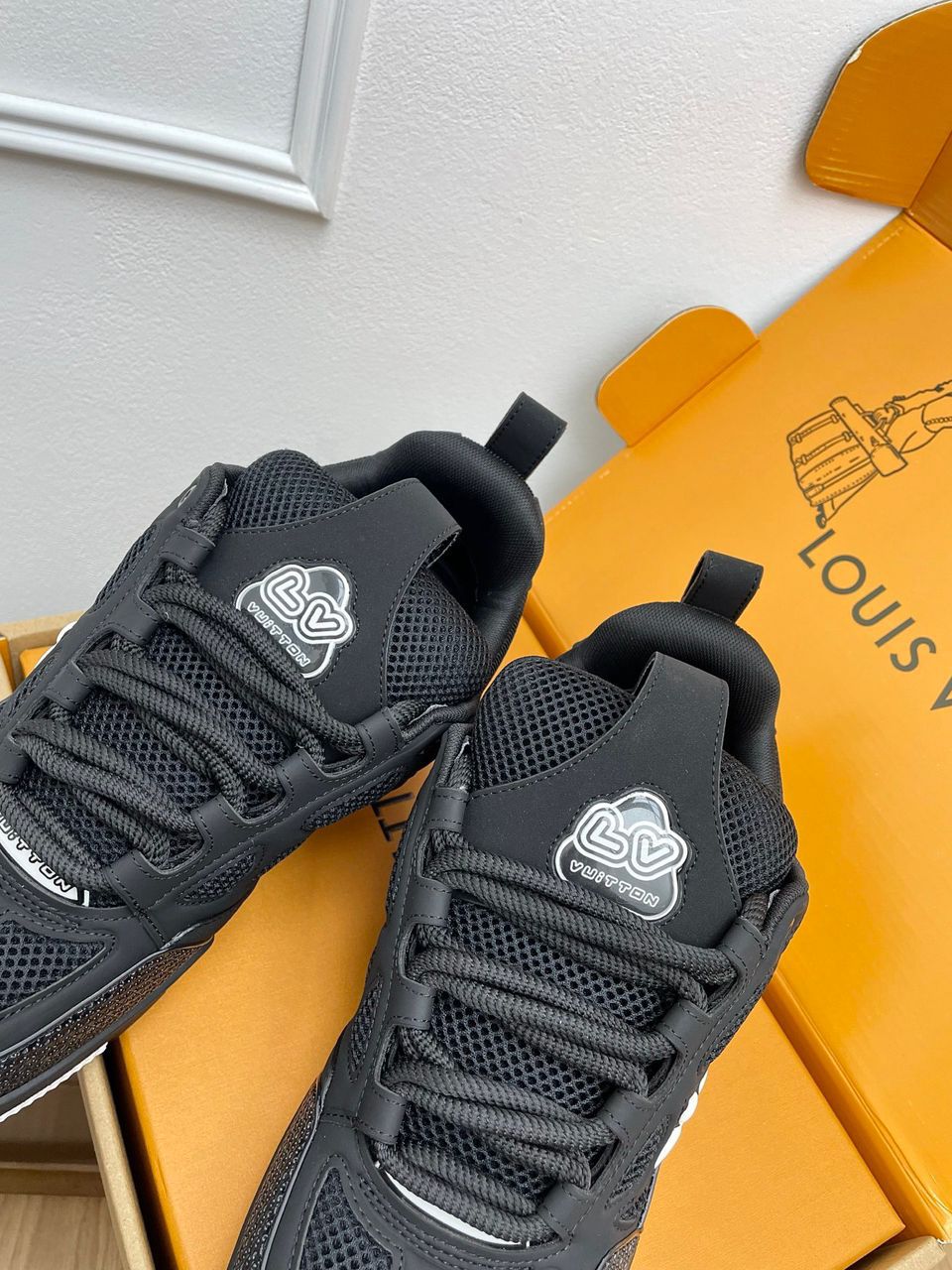 LV Trainer Black/White