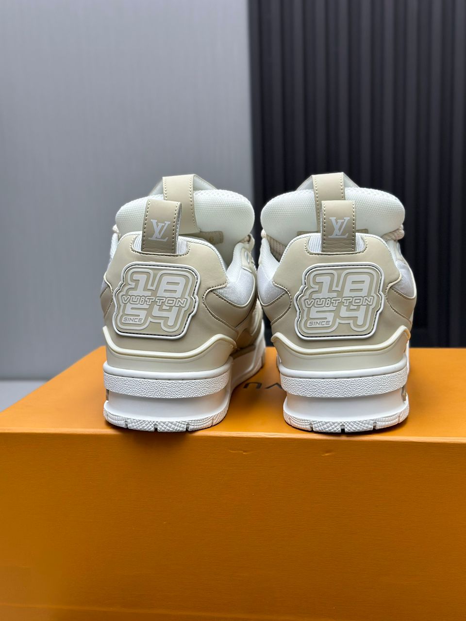 LV skate beige/blanco