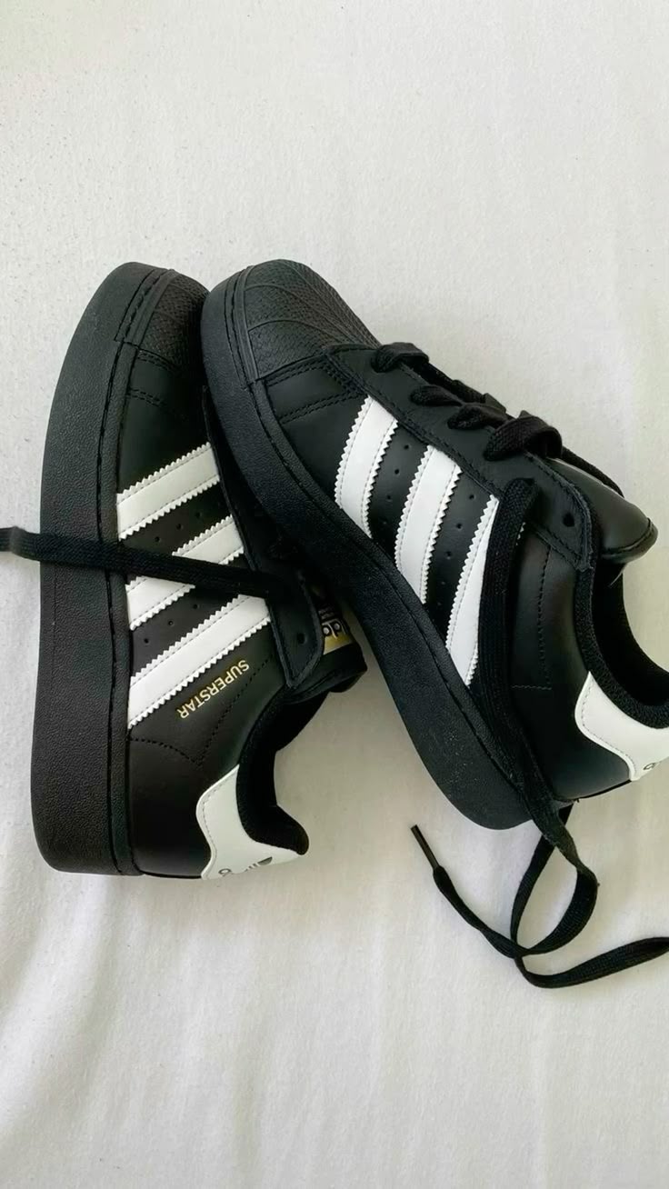 Adidas Superstar Negras con Franjas Blancas – Zapatillas Hombre