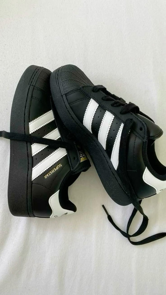 Adidas Superstar Negras con Franjas Blancas – Zapatillas Hombre